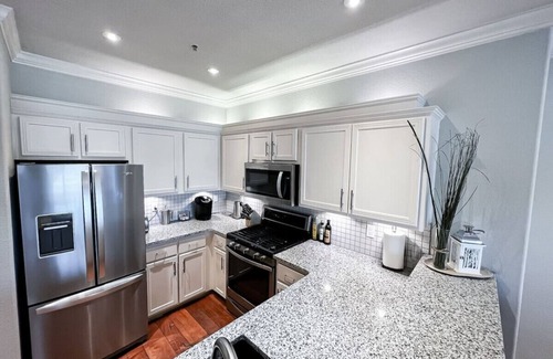 Lair Hill Condo | Modern Portland Condo | Near Zupan’s, OHSU, River Trails, Dining & Skyline Views
