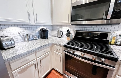 Lair Hill Condo | Modern Portland Condo | Near Zupan’s, OHSU, River Trails, Dining & Skyline Views