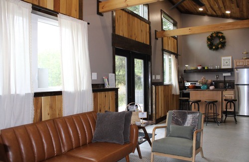 Marlinton Ski Chalet | Modern + Private Cabin in Marlinton, WiFi, single level, trail side! New 2025