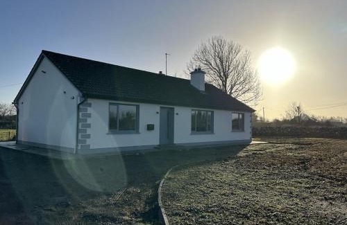 Corrandulla House | Modern Refurbished Claregalway Cottage - Sleeps 8
