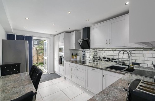 Vassall House | Modern Retreat - 3 Beds - Parking - Wifi - 15 mins to tube