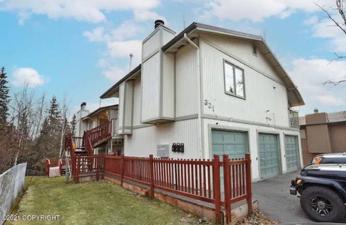 Northeast Anchorage Condo | Modern-Retro Jazzy Alaskan Casa, Enormous Deck