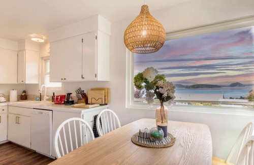 Oak Harbor Apartment | Modern Rustic 2B2B with Ocean&Mountain Views &BBQ