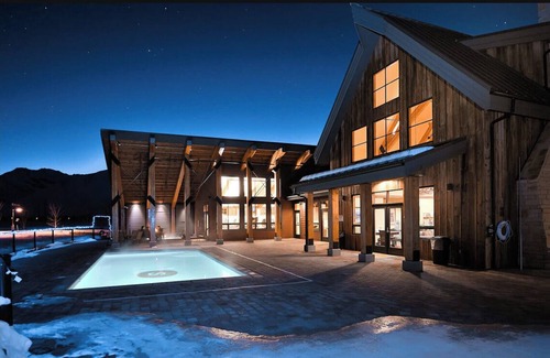 Hailey House | Modern Rustic 3 Bedroom with Pool and Hot tub