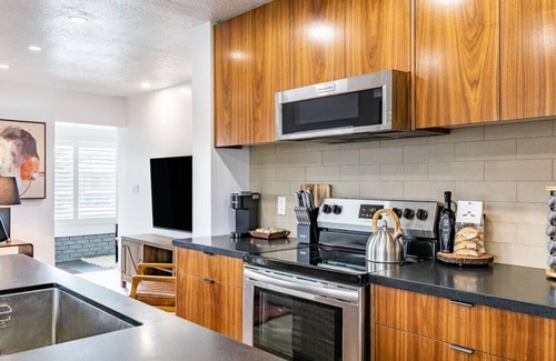 People's Freeway Apartment | Modern Rustic Stay | Hot Tub | Downtown