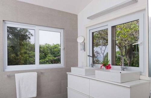 Antoneys Cay Condo | Modern Sandy Bay Condo by the beach with community pool and pier