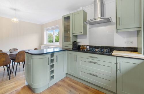 Epsom Apartment | Modern Serenity in Langley Vale