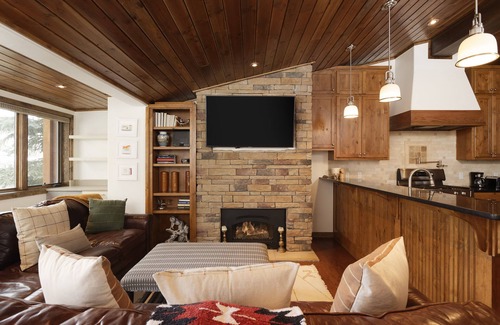 Aspen Condo | Modern Ski-in/Ski-out Condo with Pool and Hot Tub Access