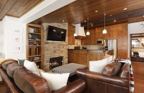 Aspen Condo | Modern Ski-in/Ski-out Condo with Pool and Hot Tub Access