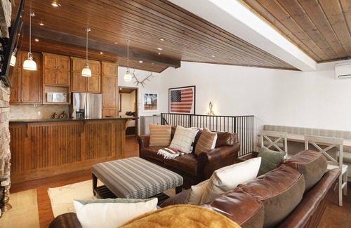 Aspen Condo | Modern Ski-in/Ski-out Condo with Pool and Hot Tub Access