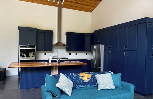 Jay House | Modern ski retreat less than 5 minutes for jay peak - Pet Friendly