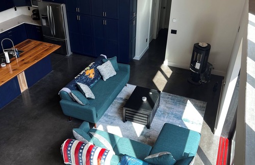 Jay House | Modern ski retreat less than 5 minutes for jay peak - Pet Friendly