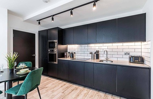 East Acton Apartment | Modern Sky-High Flat In North Acton