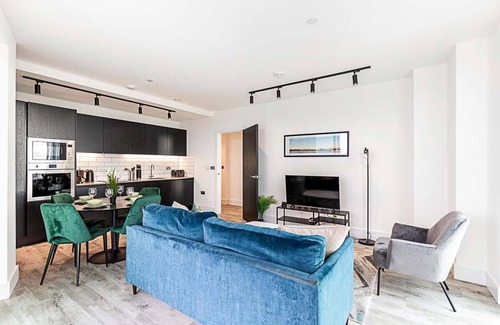 East Acton Apartment | Modern Sky-High Flat In North Acton