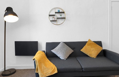 West End Apartment | Modern & Spacious 1 Bedroom Apartment - Close to City Centre - Sleeps Up to 3 Guests