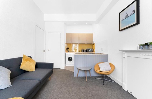 West End Apartment | Modern & Spacious 1 Bedroom Apartment - Close to City Centre - Sleeps Up to 3 Guests