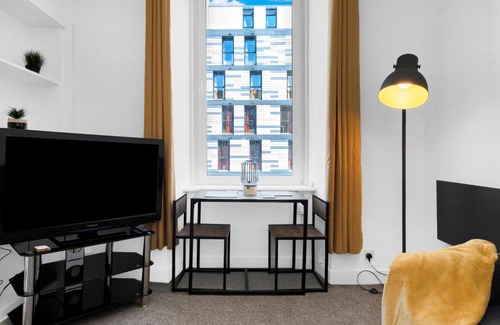 West End Apartment | Modern & Spacious 1 Bedroom Apartment - Close to City Centre - Sleeps Up to 3 Guests
