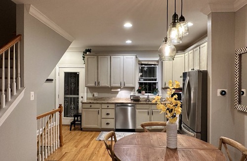 Graduate Hospital House | Modern spacious home - 10min walk Rittenhouse amazing views w/roof deck sleeps 6