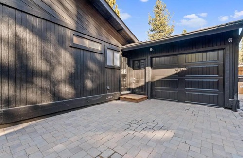 Big Bear City House | Modern Split Level Cabin -Hot Tub & Game Room