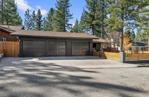 Big Bear City House | Modern Split Level Cabin -Hot Tub & Game Room