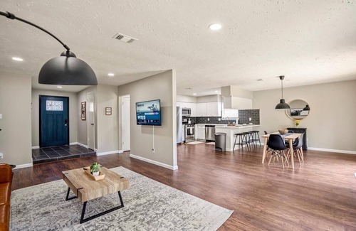 Panther Creek House | Modern Stay Centrally Located in The Woodlands