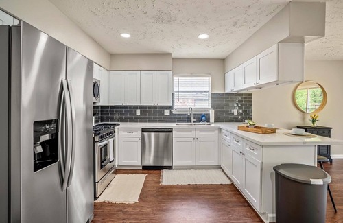 Panther Creek House | Modern Stay Centrally Located in The Woodlands