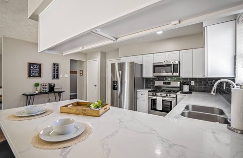 Panther Creek House | Modern Stay Centrally Located in The Woodlands
