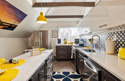 Shadyside Apartment | Modern stay in heart of city