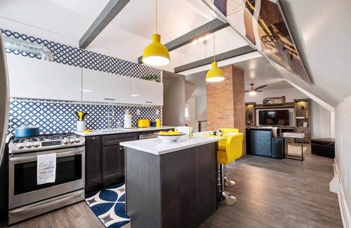 Shadyside Apartment | Modern stay in heart of city