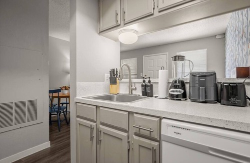 Hancock Apartment | Modern Stay Near Downtown, Fast Wi-Fi+ Parking