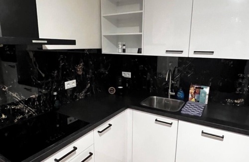 Goirle Apartment | Modern stay with parking, WiFi, and a full kitchen near Goirle’s shops and scenic trails.