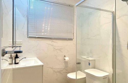 Centenary Heights Apartment | Modern Studio Room Retreat with a reverse Aircon