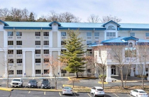 Branson Theater District Apartment | Modern Studio King at Branson w Pool