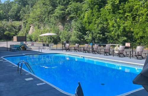 Branson Theater District Apartment | Modern Studio King at Branson w Pool