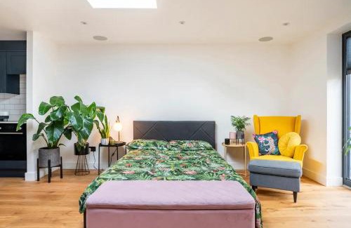 Loughton House | Modern Studio with parking in shared garden