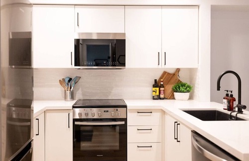 Whistler Creekside Apartment | Modern & Stylish 1BR:Sleeps 4,Balcony,Hot Tub,Pool+ BBQ,Free Parking, Steps to Everything!
