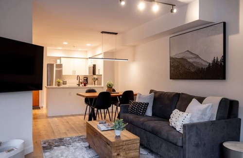 Whistler Creekside Apartment | Modern & Stylish 1BR:Sleeps 4,Balcony,Hot Tub,Pool+ BBQ,Free Parking, Steps to Everything!