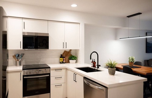 Whistler Creekside Apartment | Modern & Stylish 1BR:Sleeps 4,Balcony,Hot Tub,Pool+ BBQ,Free Parking, Steps to Everything!