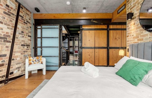 Redfern Apartment | Modern & Stylish 3BR in Redfern