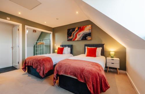 Peterborough Apartment | Modern & stylish 4 bed home with garden