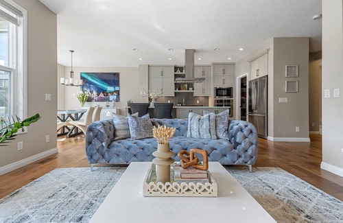 Cochrane House | Modern, Stylish, Professionally Decorated, spa Like, 4 Bedroom Home