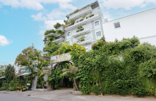 District 12 House | Modern Superior DBL W/Wifi & Parking Included