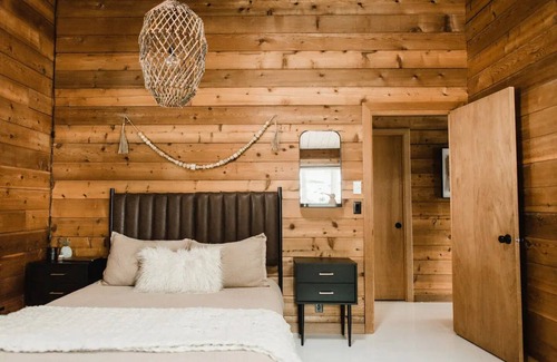 Roslyn Ridge Cabin | Modern Treehouse Cabin + Hot Tubnn