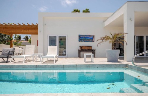 Malmok Villa | Modern TresTrapi Beach Villa 8 bed/8 Bath 2 Pools