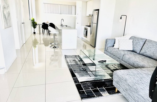 Liverpool Apartment | Modern two bedroom apt offering sweeping skyline views and free wifi and parking