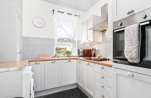 Motherwell Apartment | Modern two bedroom apartment close to all local amenities