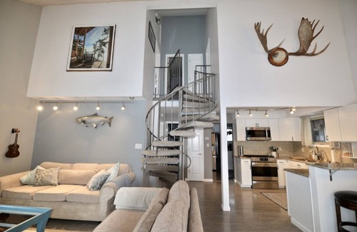 Old Seward - Oceanview House | Modern & Unique South Anchorage Home