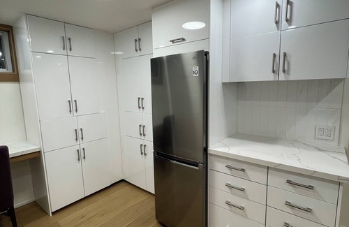 Long Branch House | Modern unit close to GO & lake + hot tub fireplace