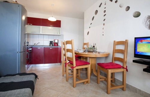 Pisak Apartment | Modern vacation apartment with pool and sea view
