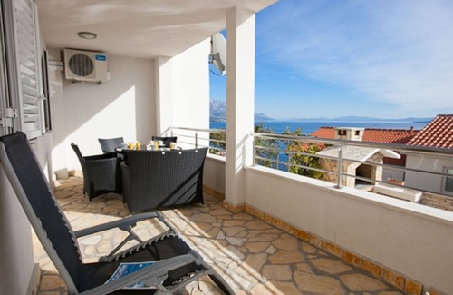 Pisak Apartment | Modern vacation apartment with pool and sea view